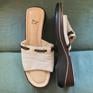 Life Stride 9M brown & tan slides